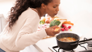 soplar la comida para enfriar los alimentos